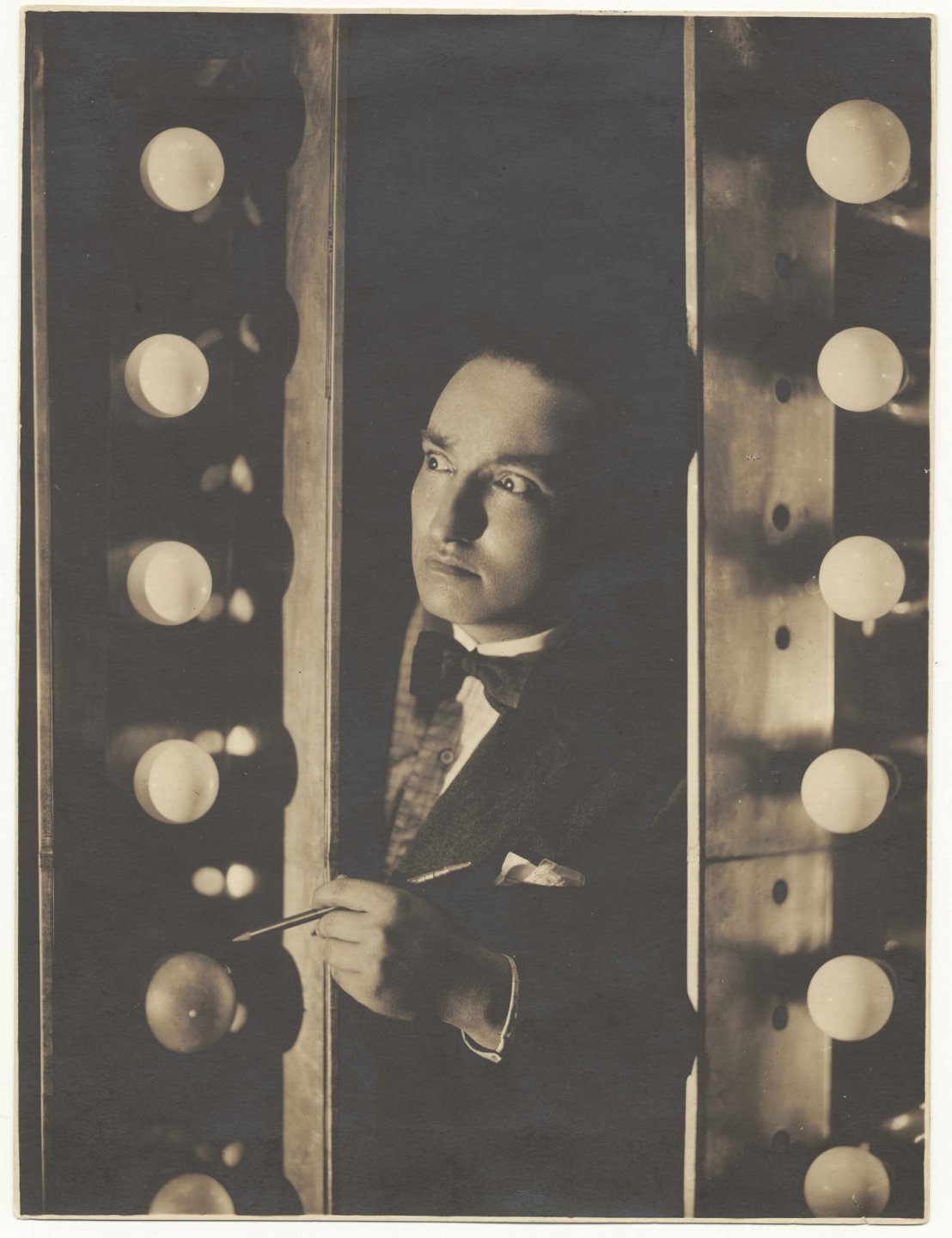 Fortunato Depero tra le lampadine accese di un camerino